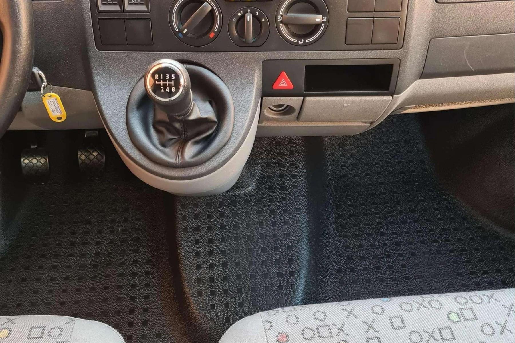 VOLKSWAGEN CARAVELLE LARGO COMBI 2.5 TDI 130cv.(TURISMO) 28