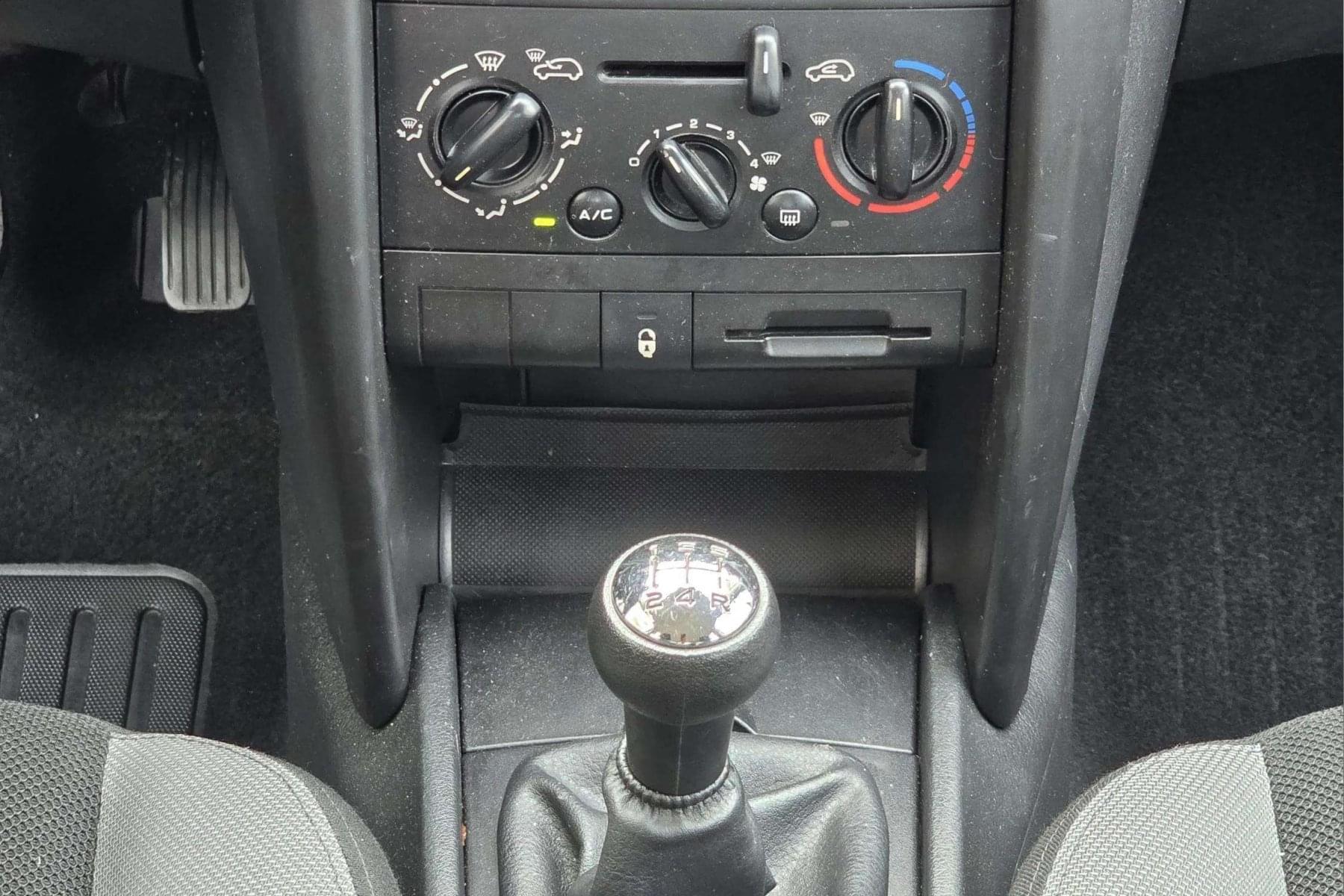 PEUGEOT 207 1.4i 75cv. 15 