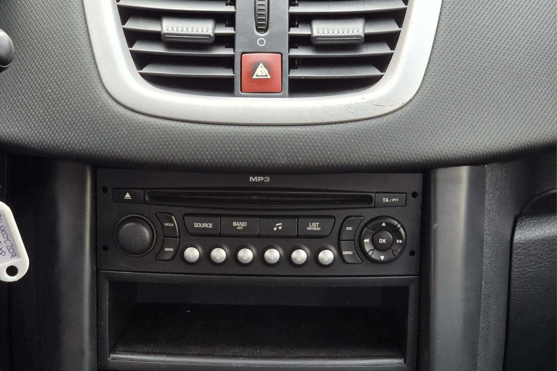 PEUGEOT 207 1.4i 75cv. 16 