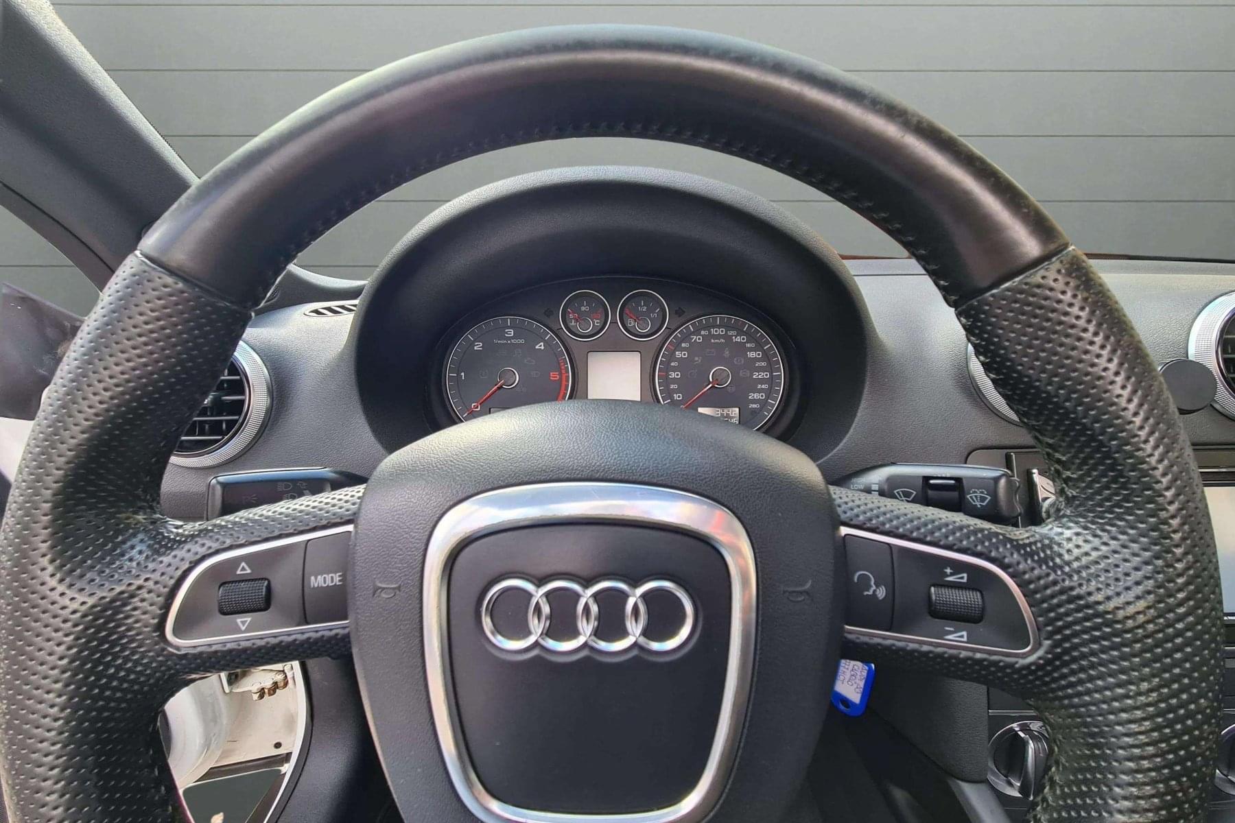 AUDI A3 CABRIO 1.6 TDI 105cv. AMBITION 11 