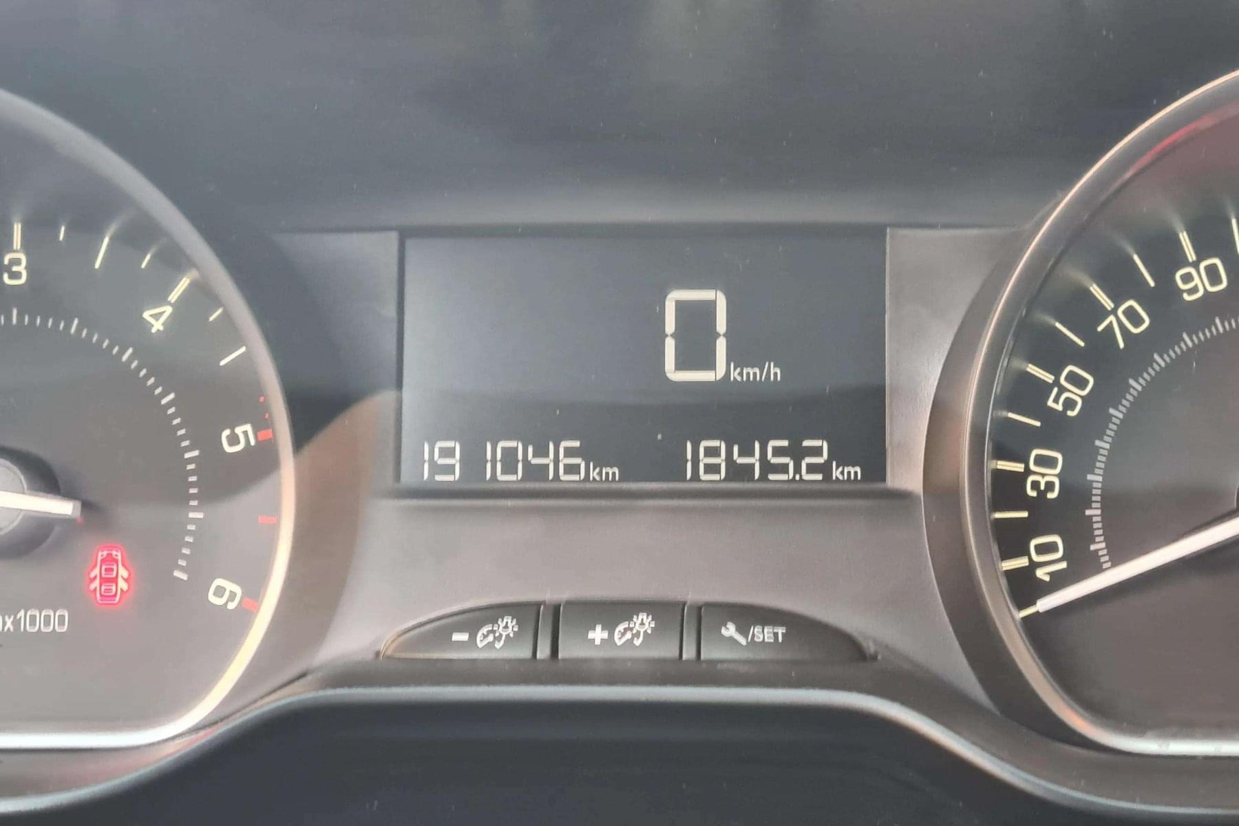 PEUGEOT 2008 1.6 BlueHDI 100cv. STYLE 8 