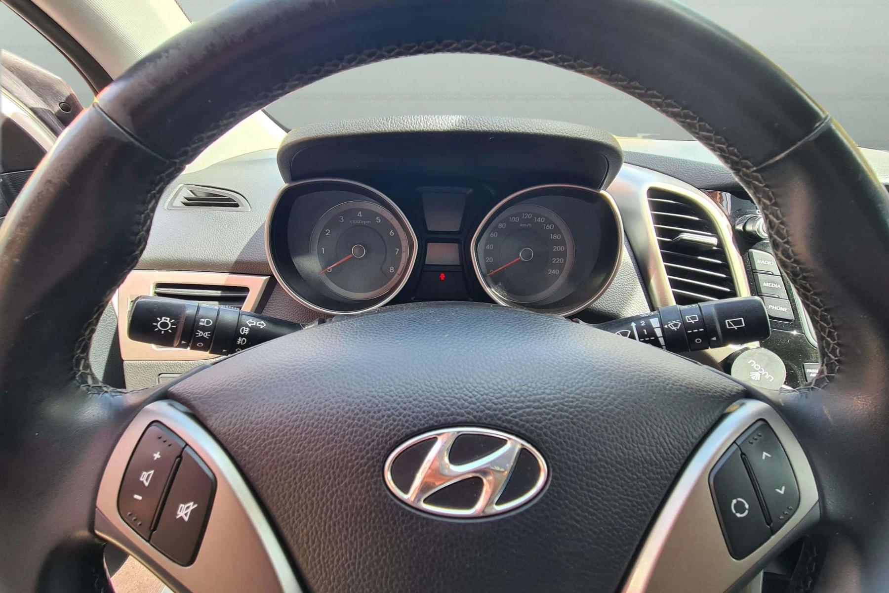 HYUNDAI I30 1.4i 100cv. ESSENCE 9