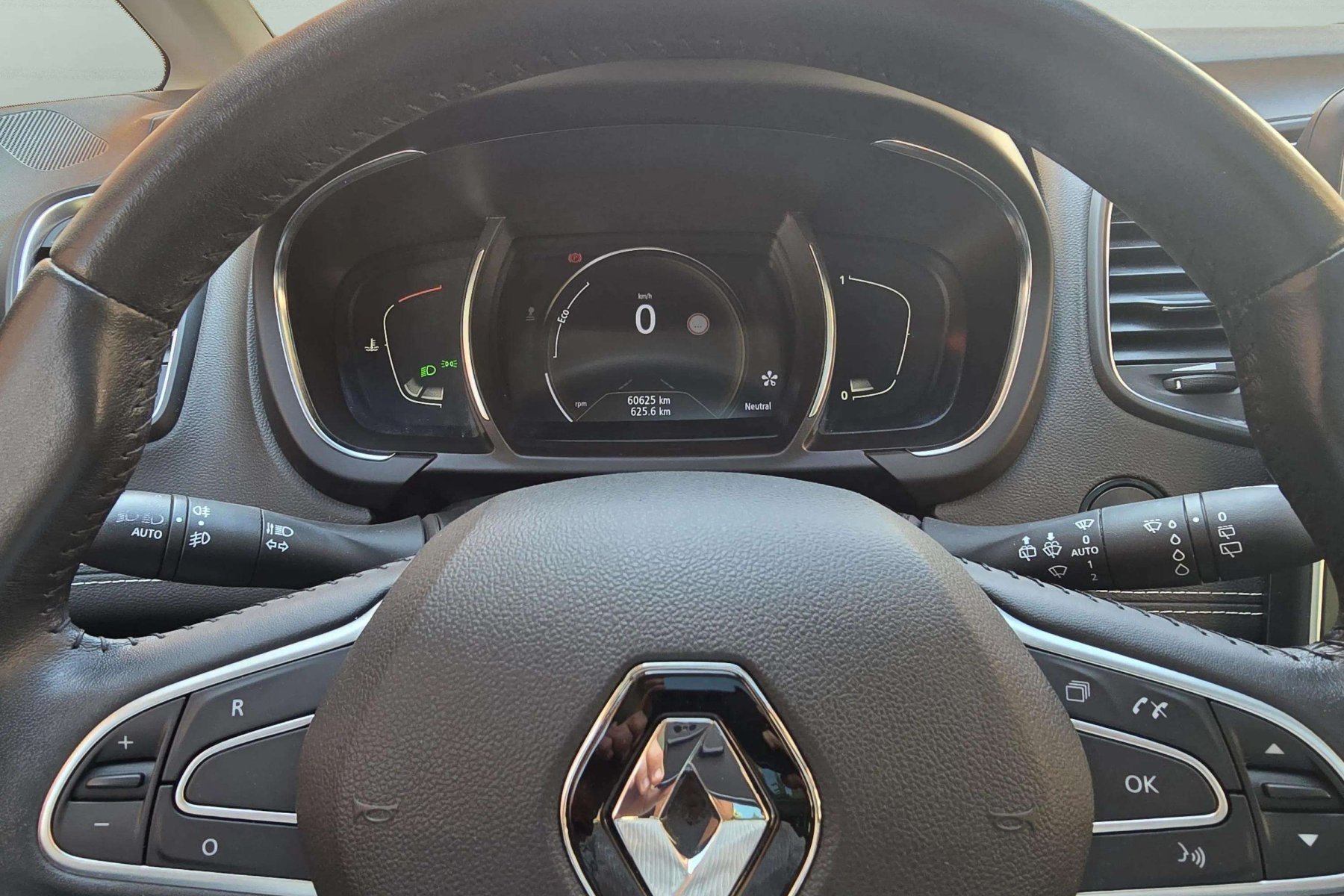 RENAULT SCÉNIC 1.3tce 140cv. Authentique 8 