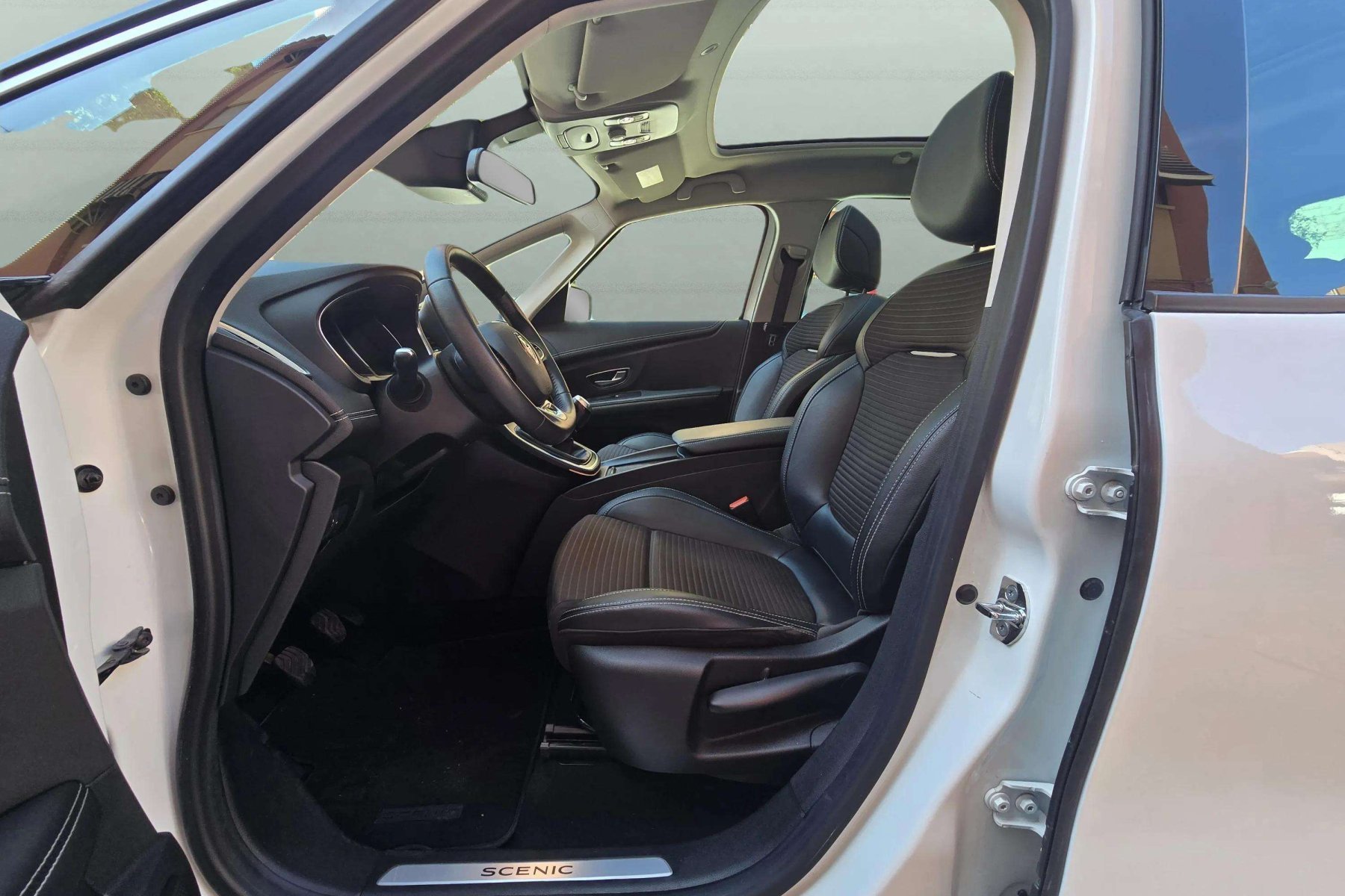 RENAULT SCÉNIC 1.3tce 140cv. Authentique 12 