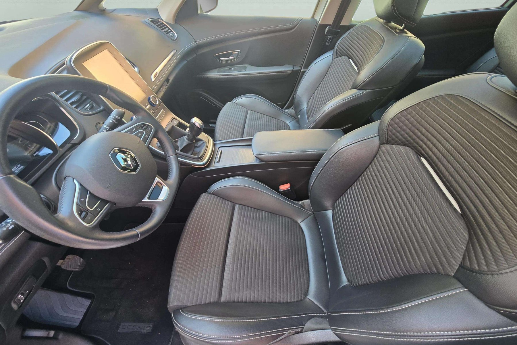RENAULT SCÉNIC 1.3tce 140cv. Authentique 14 
