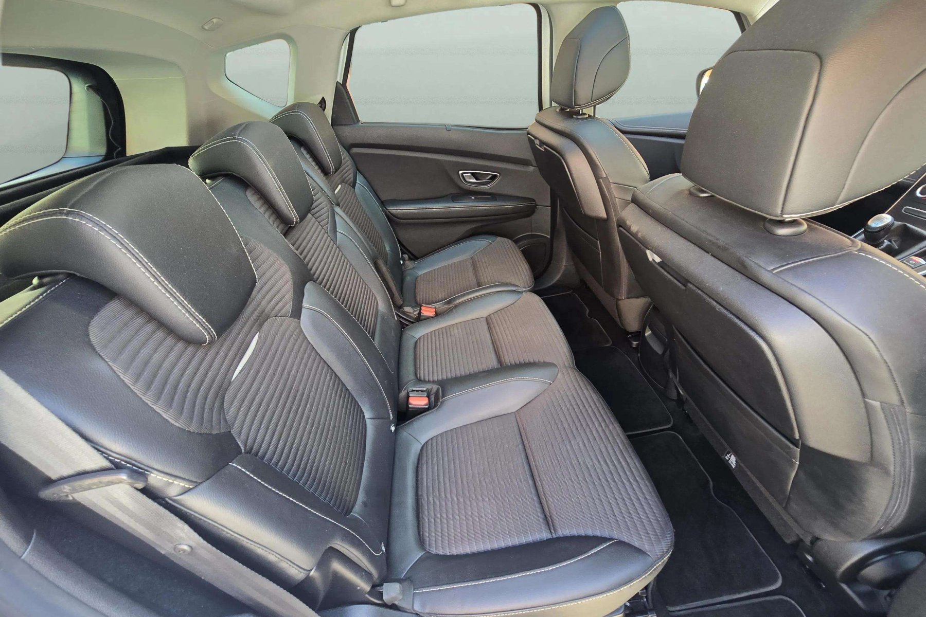 RENAULT SCÉNIC 1.3tce 140cv. Authentique 19 