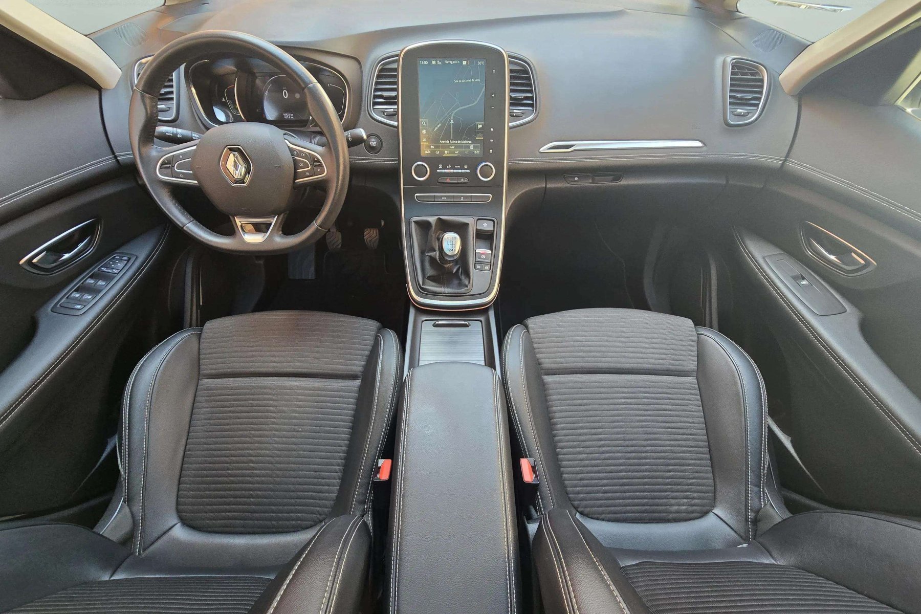 RENAULT SCÉNIC 1.3tce 140cv. Authentique 23 