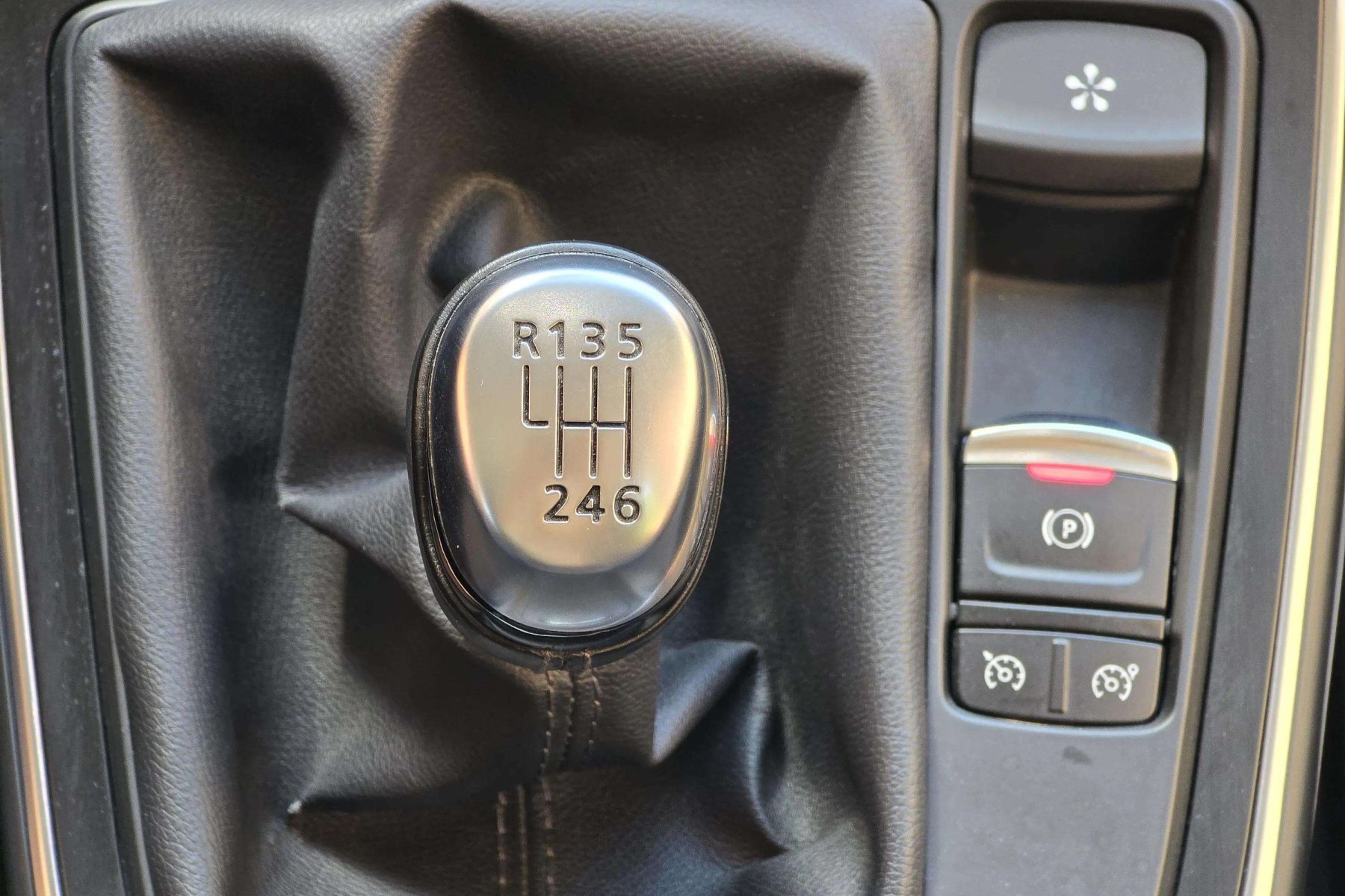 RENAULT SCÉNIC 1.3tce 140cv. Authentique 29 