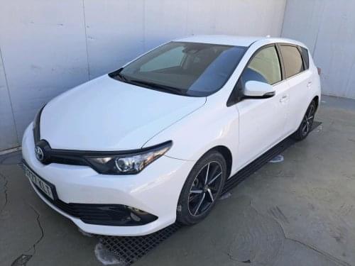 TOYOTA AURIS 1.8 140H HYBRID FEEL! EDITION 2018 de segunda mano