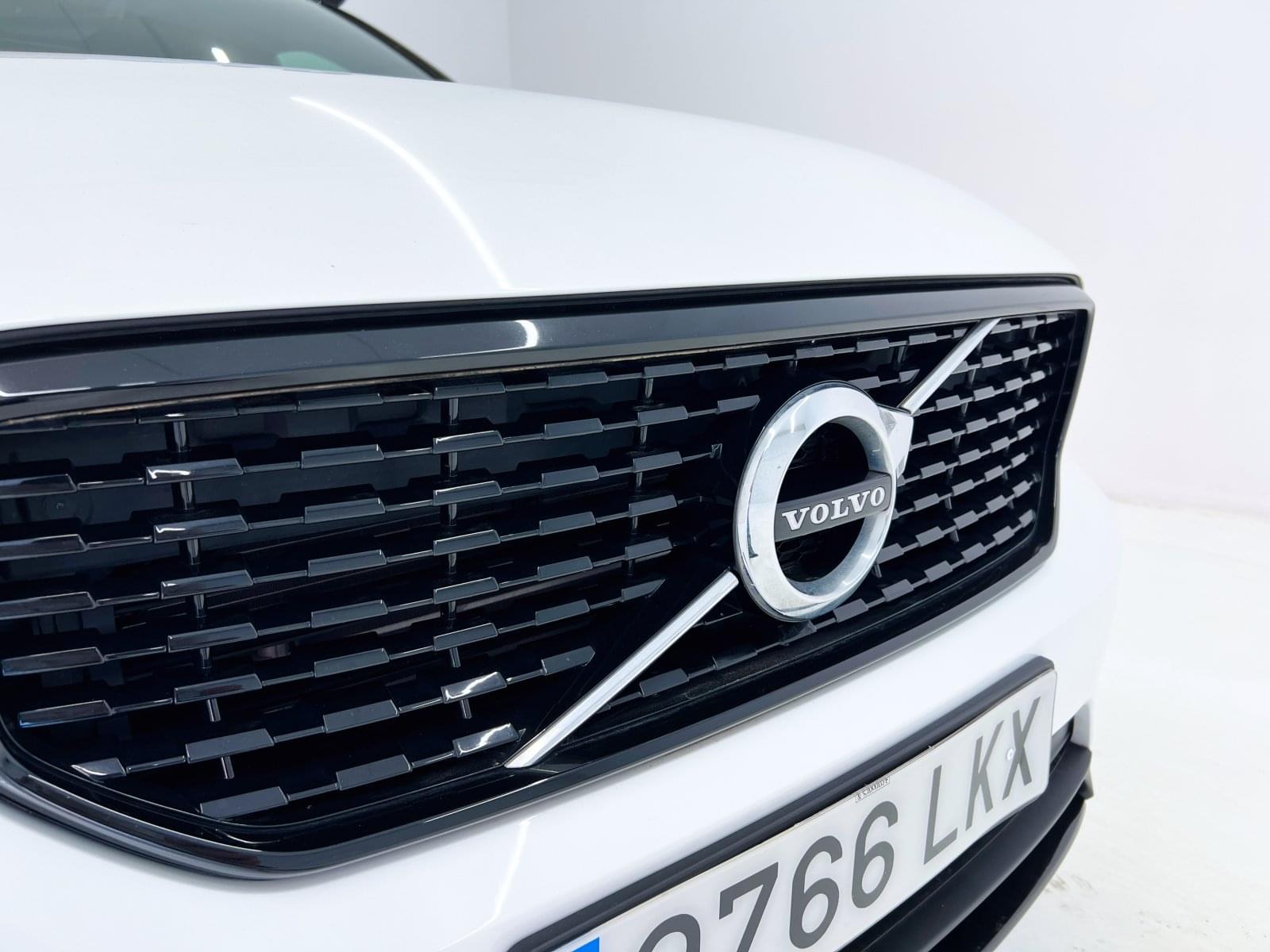 VOLVO XC40 1.5 T4 TWIN RECHARGE R-DESIGN AUTO 5 