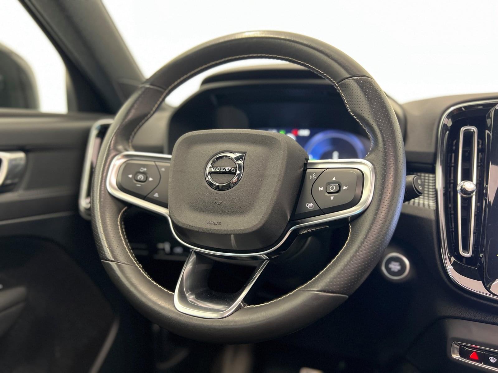 VOLVO XC40 1.5 T4 TWIN RECHARGE R-DESIGN AUTO 32 