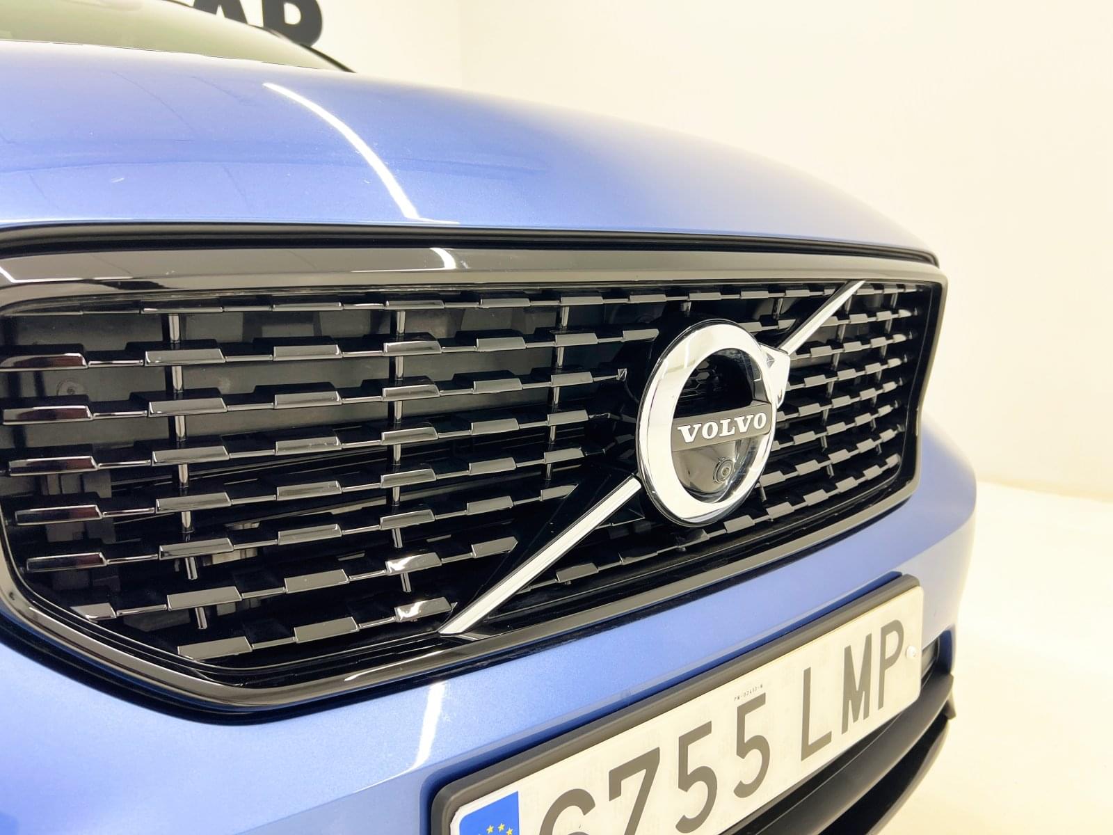 VOLVO XC40 1.5 T5 TWIN RECHARGE R-DESIGN AUTO 4 