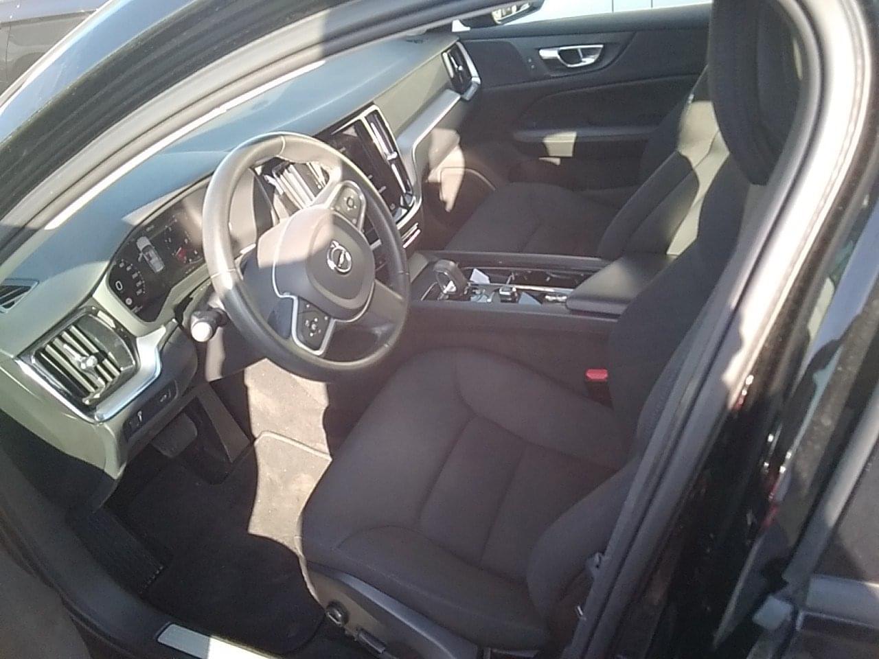 VOLVO V60 2.0 B3 163 CV MOMENTUM CORE AUTO 7 