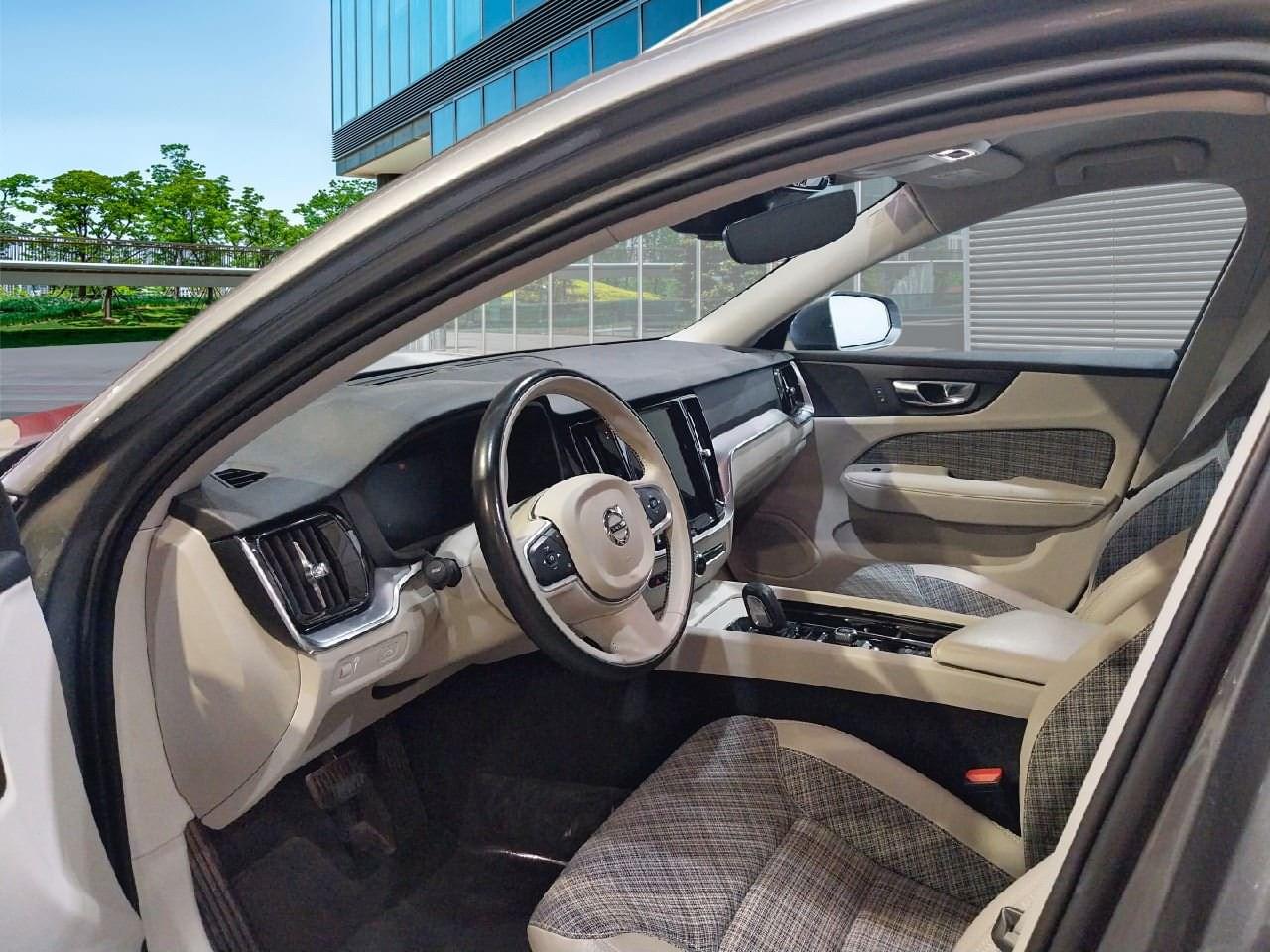 VOLVO V60 2.0 B3 G MOMENTUM PRO 163CV 4