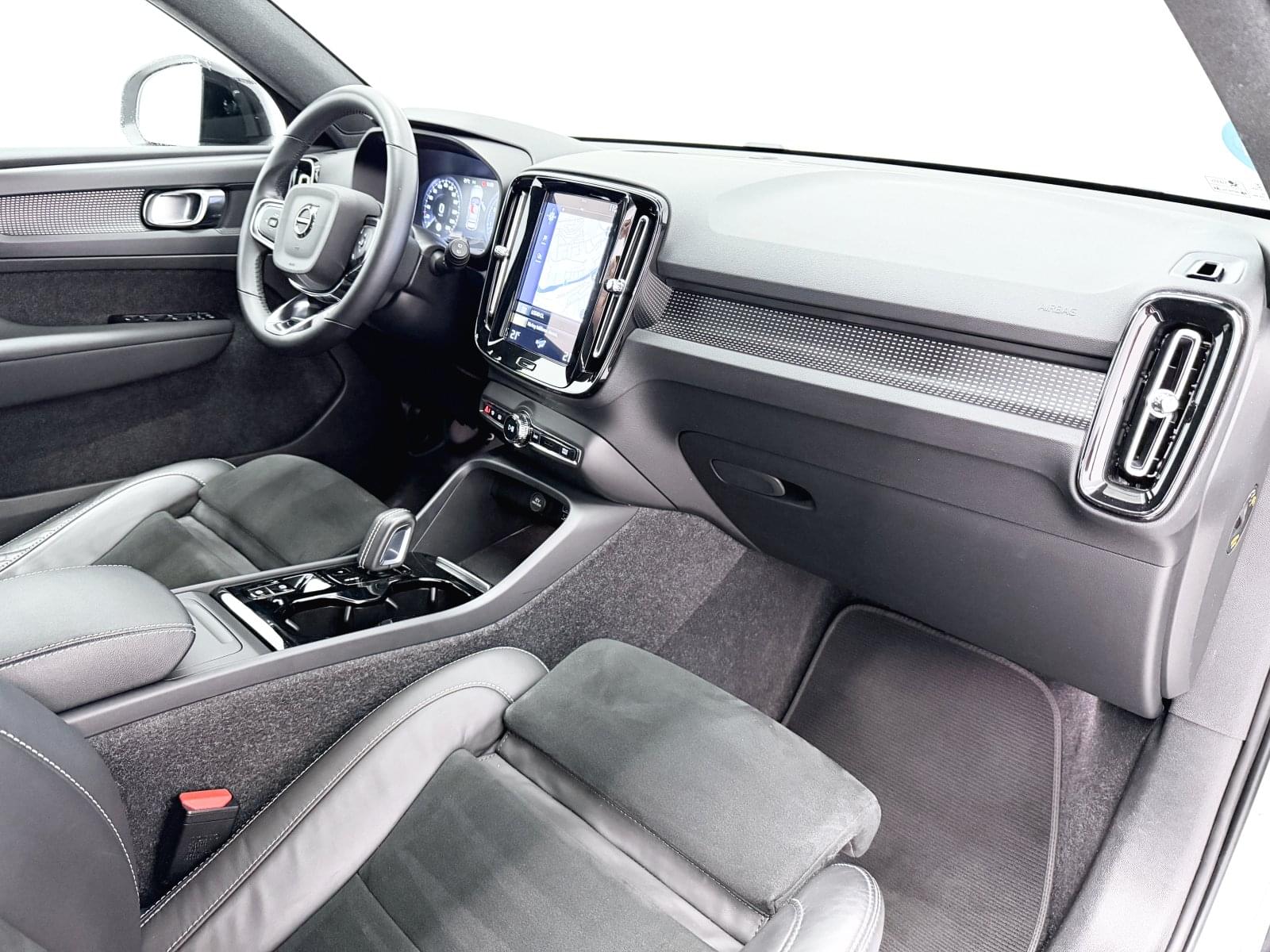 VOLVO XC40 B3 G RDESIGN 38