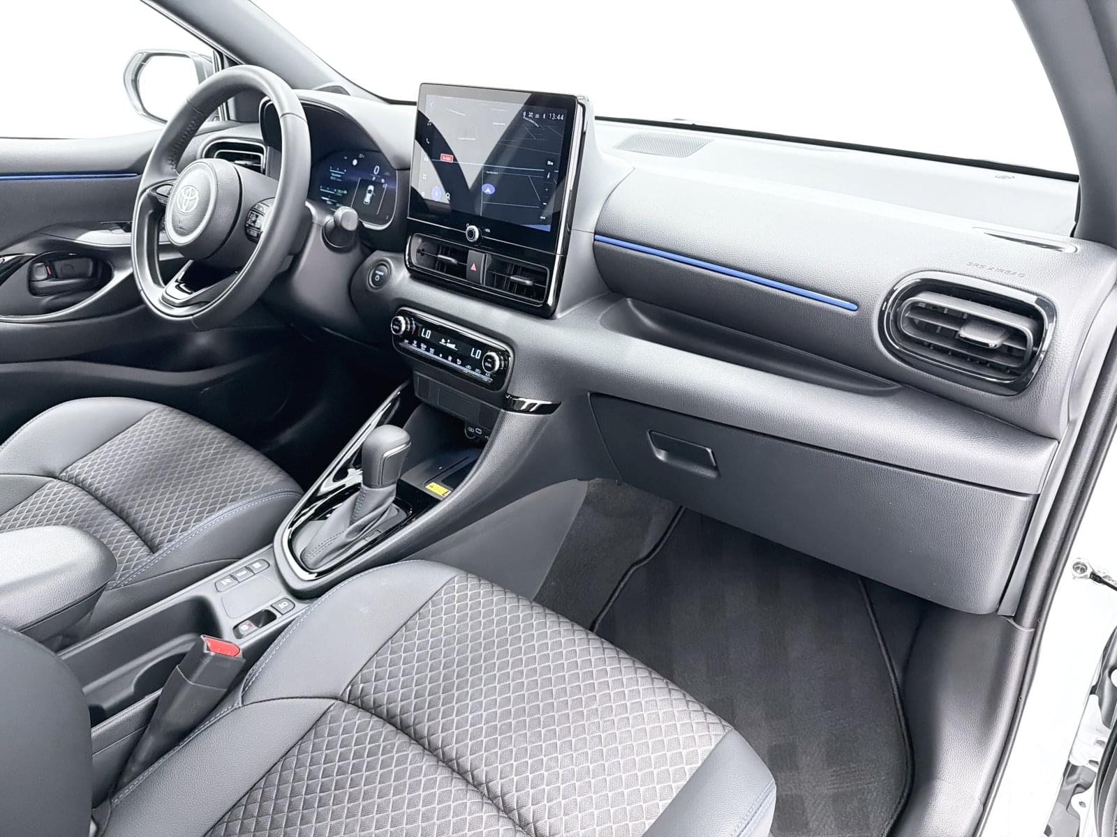 TOYOTA YARIS 1.5 120H STYLE 38 