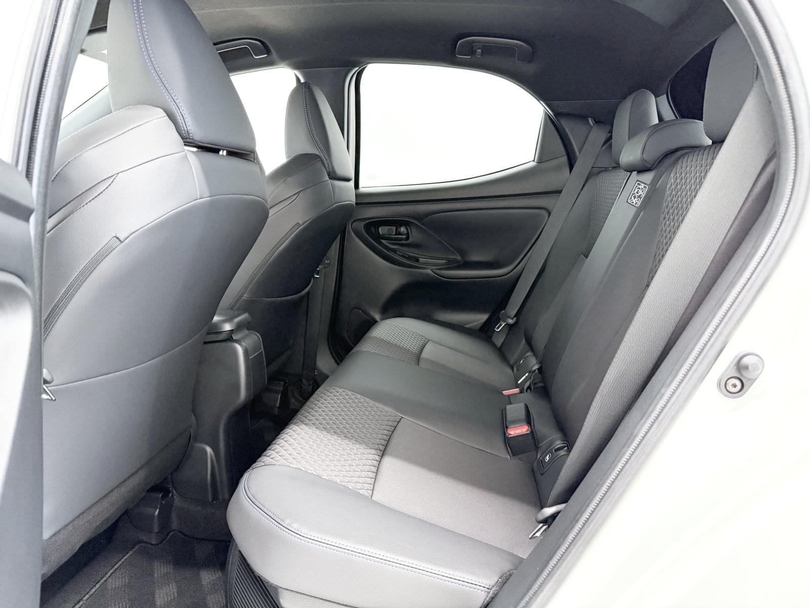TOYOTA YARIS 1.5 120H STYLE 42 