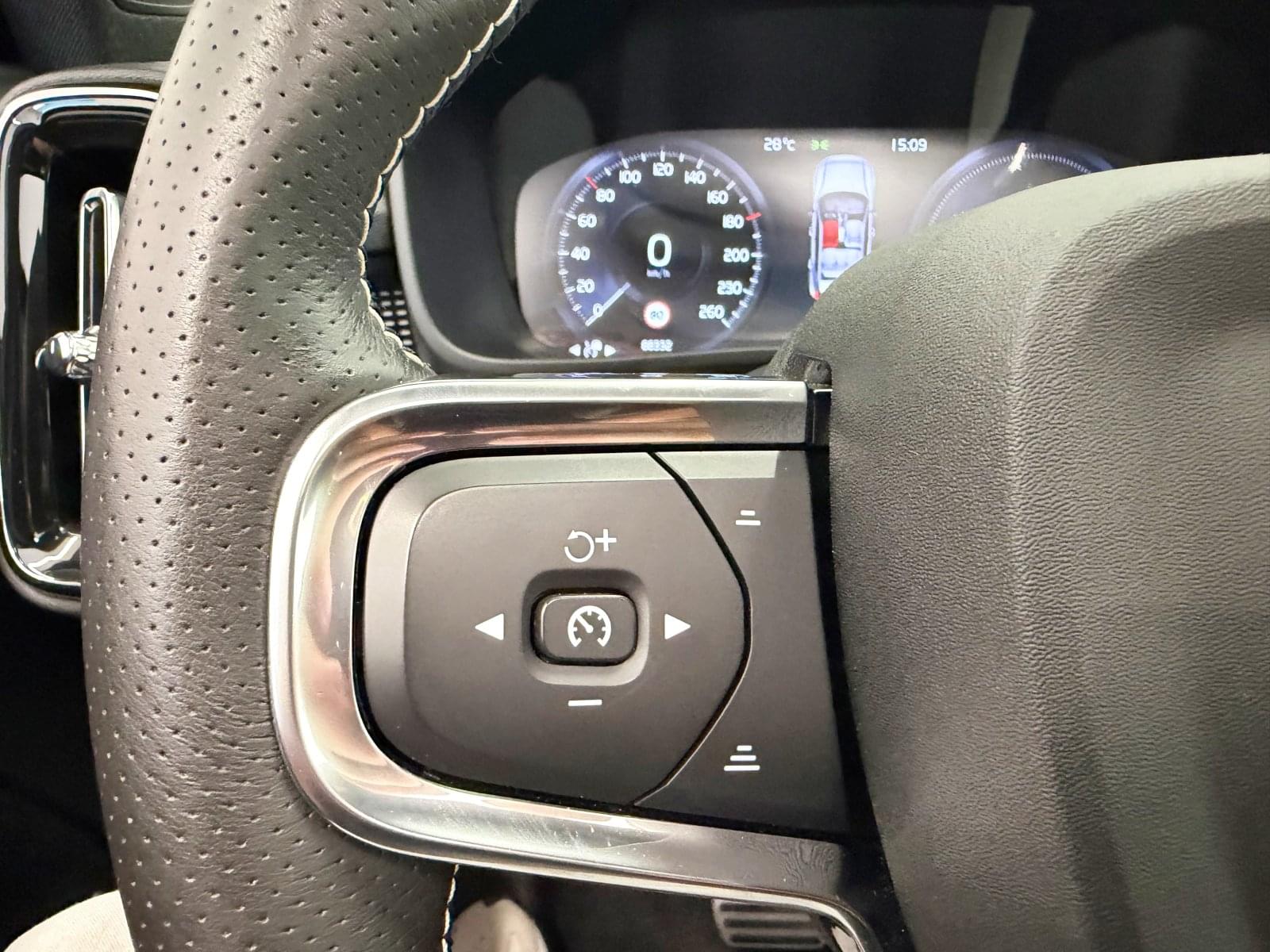 VOLVO XC40 T5 PLUG IN R-DESIGN 25