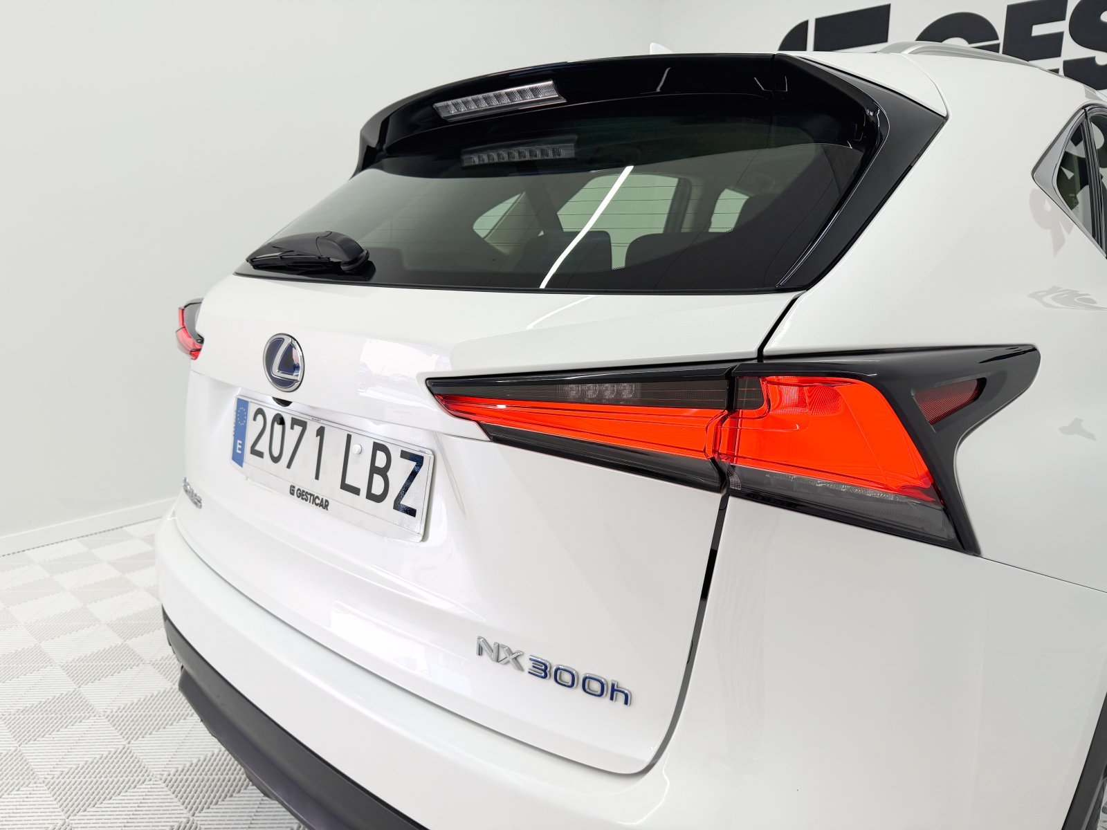 LEXUS NX 300h Business Navigation 2WD 145 kW (197 CV) 16 