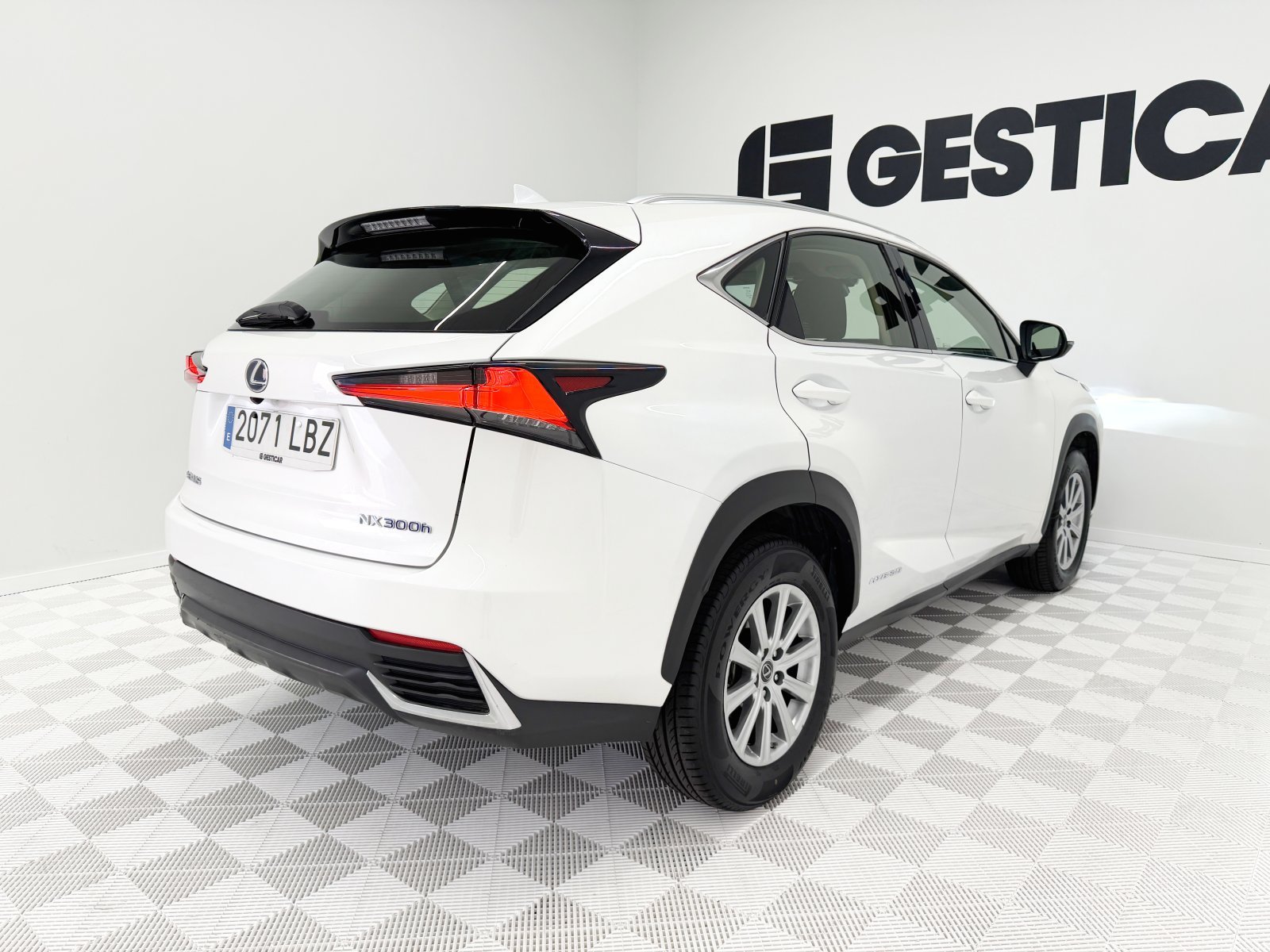 LEXUS NX 300h Business Navigation 2WD 145 kW (197 CV) 17 