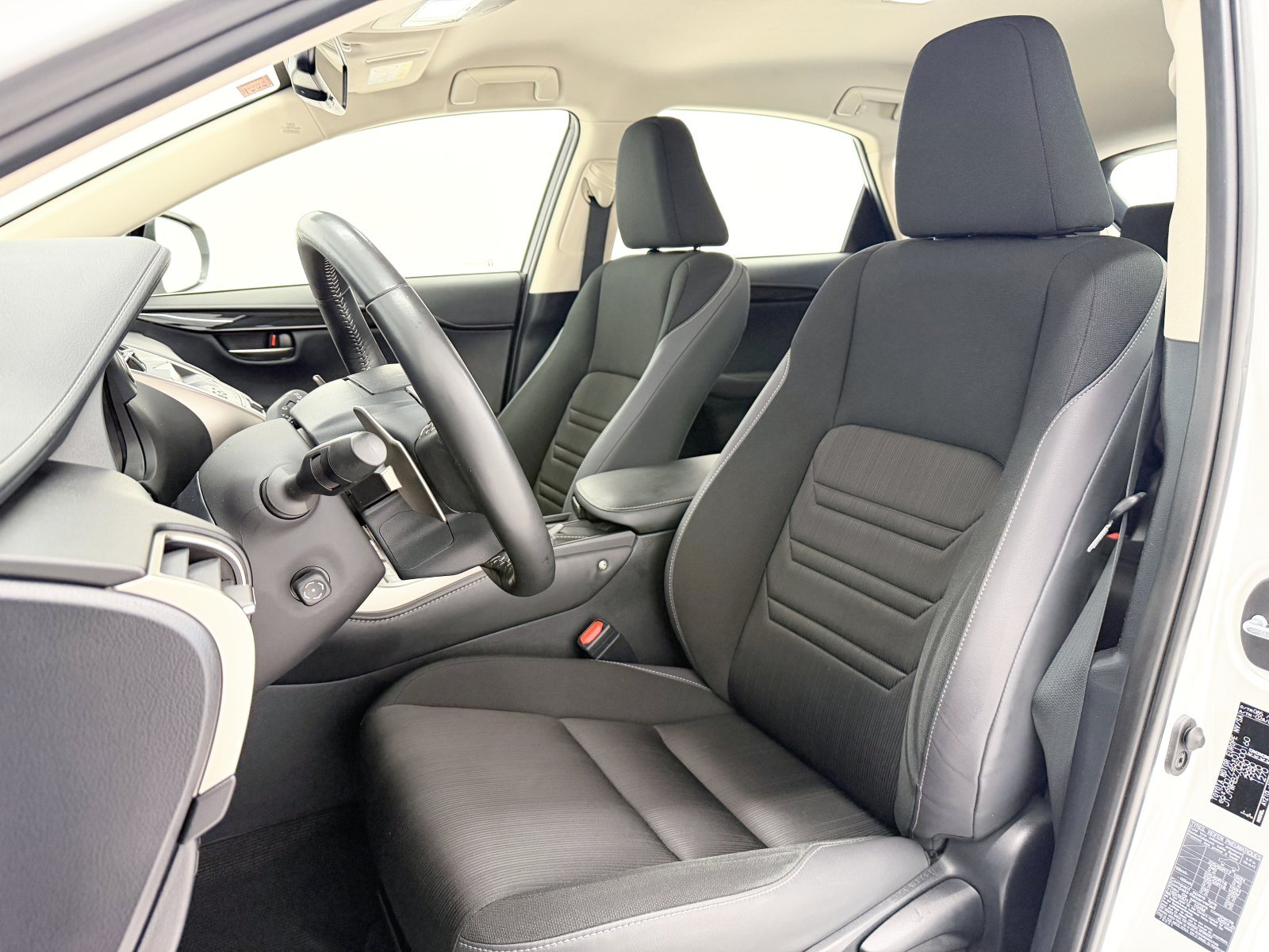 LEXUS NX 300h Business Navigation 2WD 145 kW (197 CV) 23 