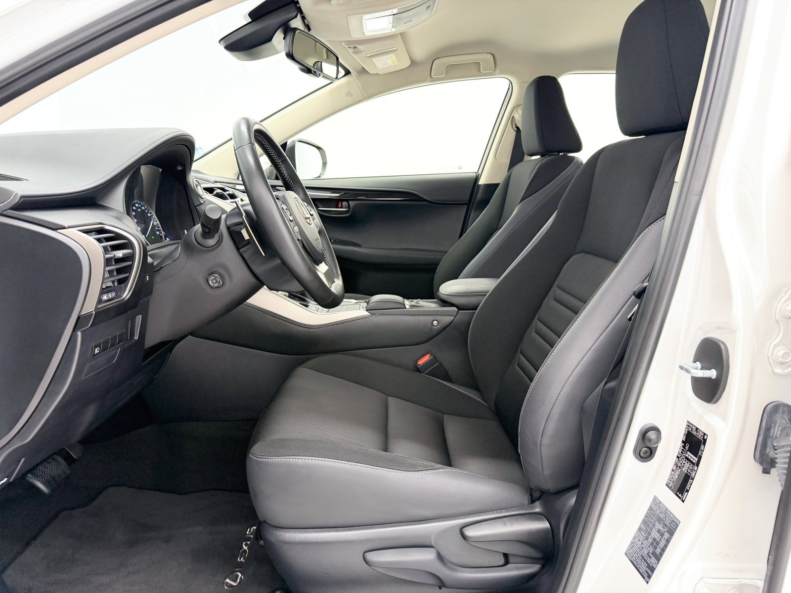 LEXUS NX 300h Business Navigation 2WD 145 kW (197 CV) 24 