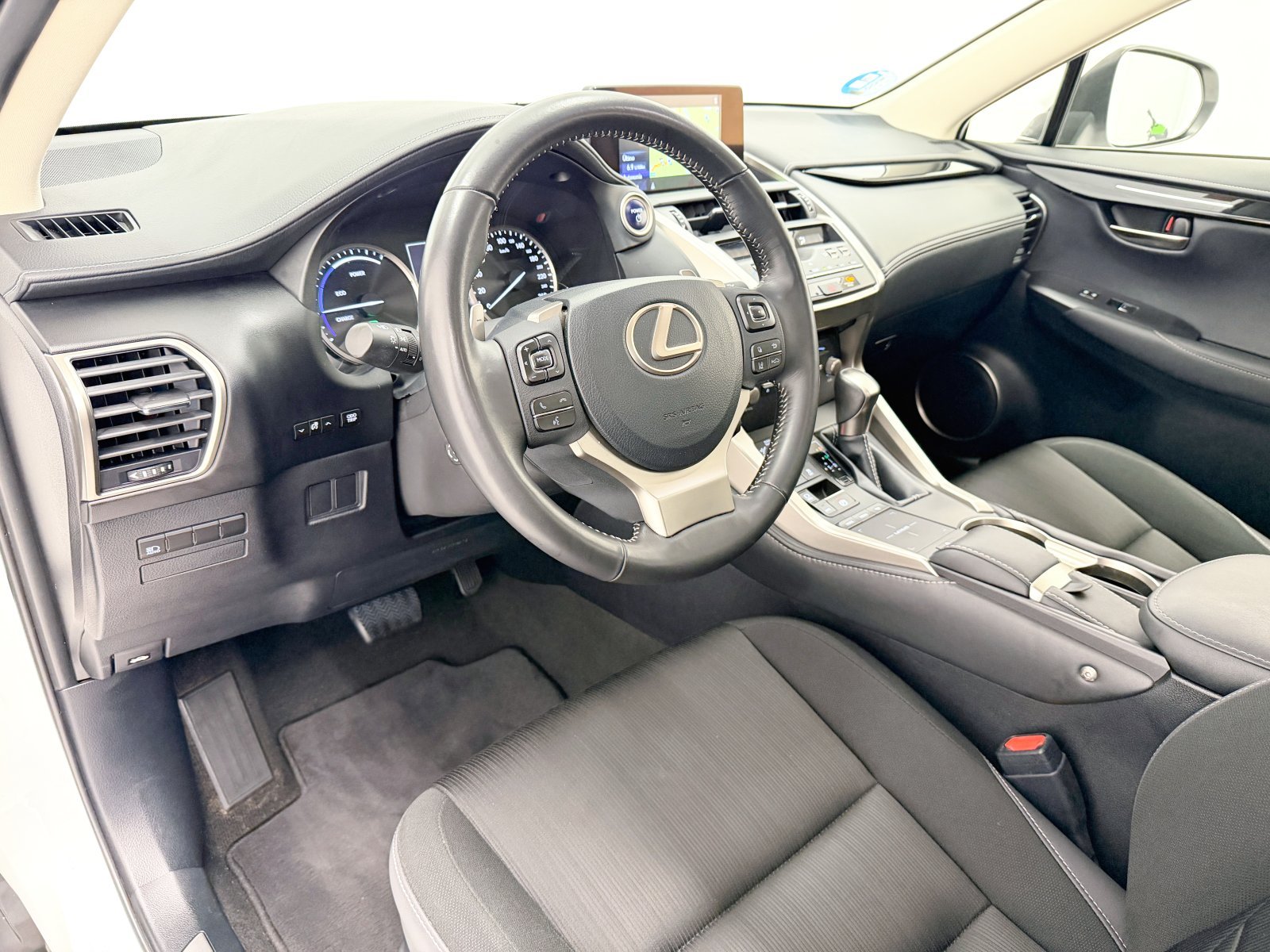 LEXUS NX 300h Business Navigation 2WD 145 kW (197 CV) 25 