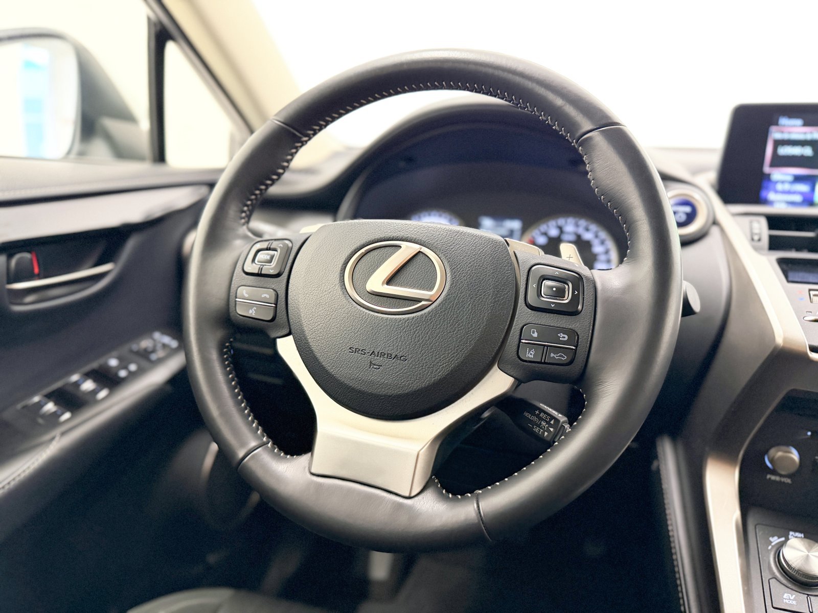 LEXUS NX 300h Business Navigation 2WD 145 kW (197 CV) 27 