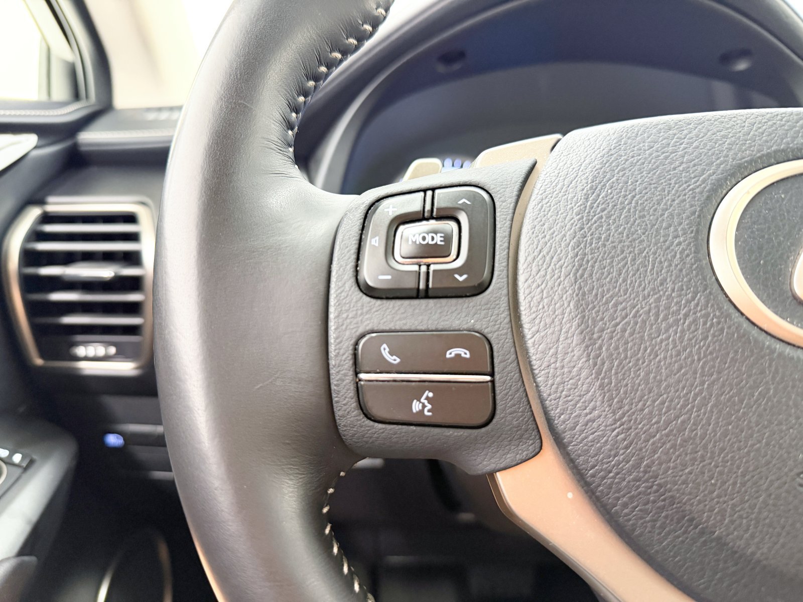 LEXUS NX 300h Business Navigation 2WD 145 kW (197 CV) 28 