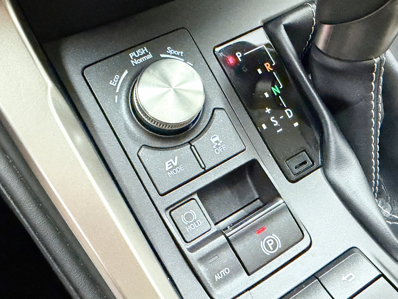 LEXUS NX 300h Business Navigation 2WD 145 kW (197 CV) 38 