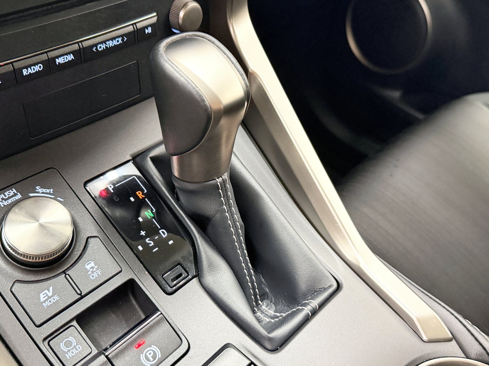 LEXUS NX 300h Business Navigation 2WD 145 kW (197 CV) 39 