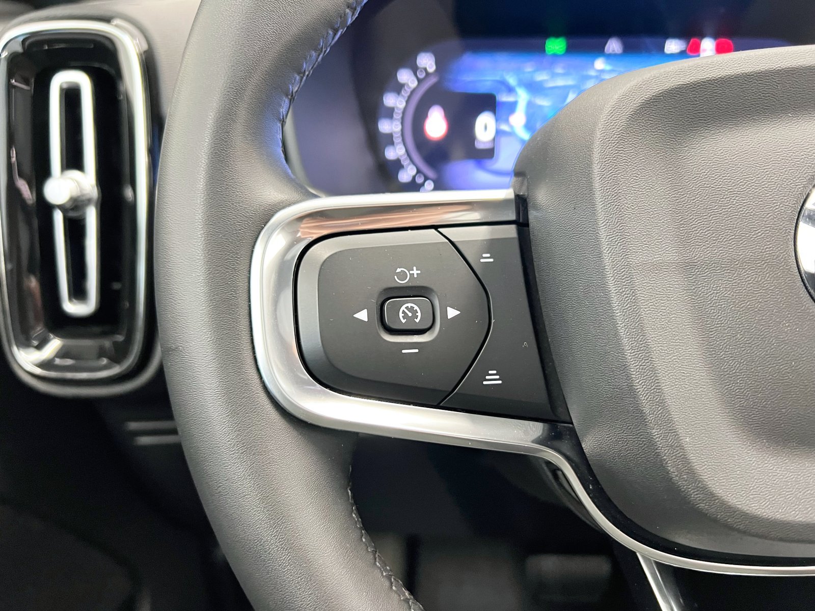 VOLVO XC40 B3 Gasolina Mild hybrid Plus Dark Auto 120 kW (163 CV) 32 