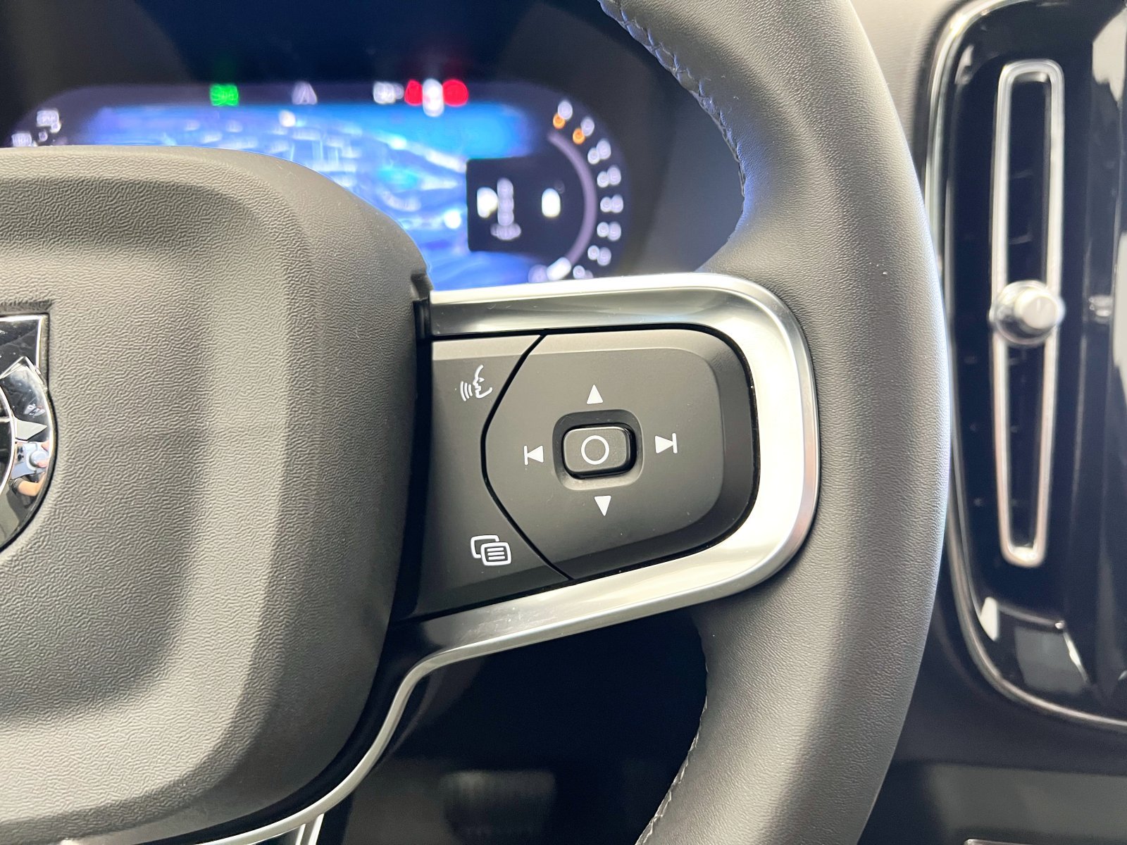 VOLVO XC40 B3 Gasolina Mild hybrid Plus Dark Auto 120 kW (163 CV) 33 