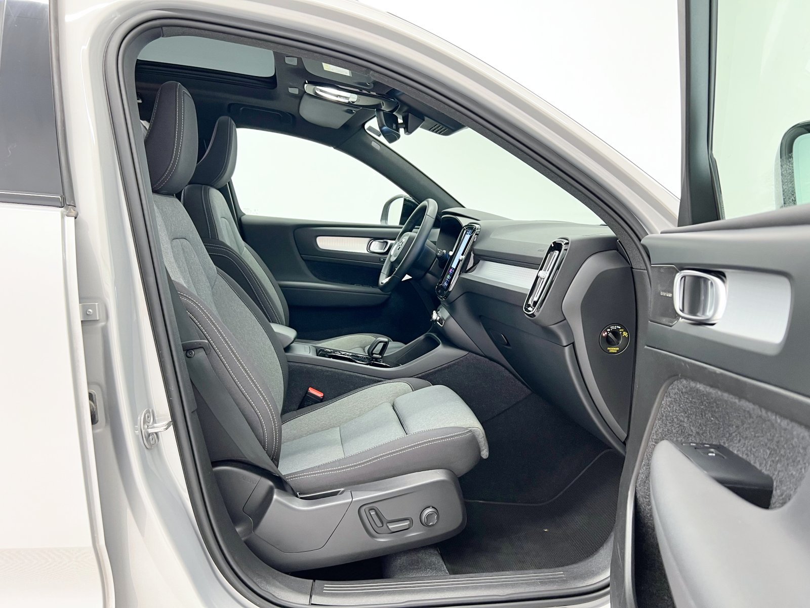 VOLVO XC40 B3 Gasolina Mild hybrid Plus Dark Auto 120 kW (163 CV) 42 