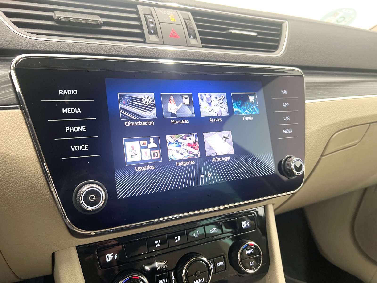 SKODA SUPERB 2.0 TDI Style 4x4 DSG 147 kW (200 CV) 33 