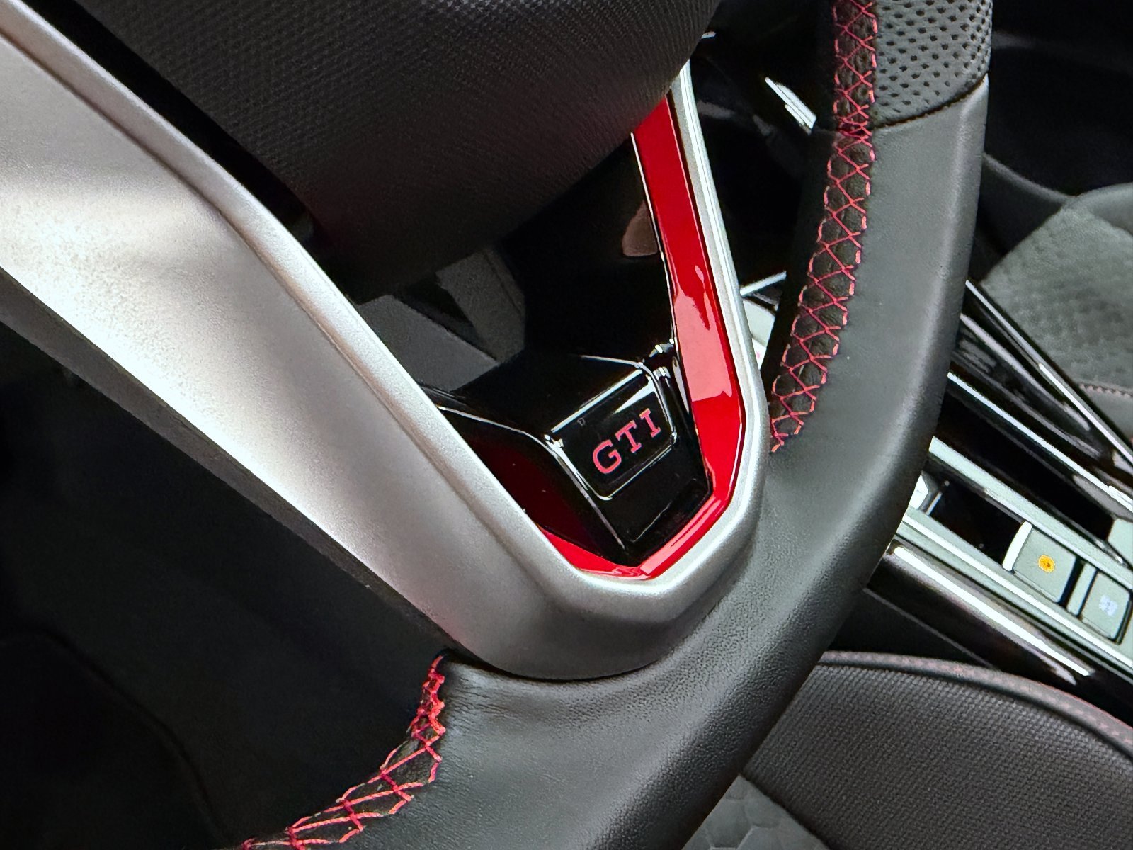 VOLKSWAGEN GOLF GTI CLUBSPORT 2.0 TSI 221KW DSG 35