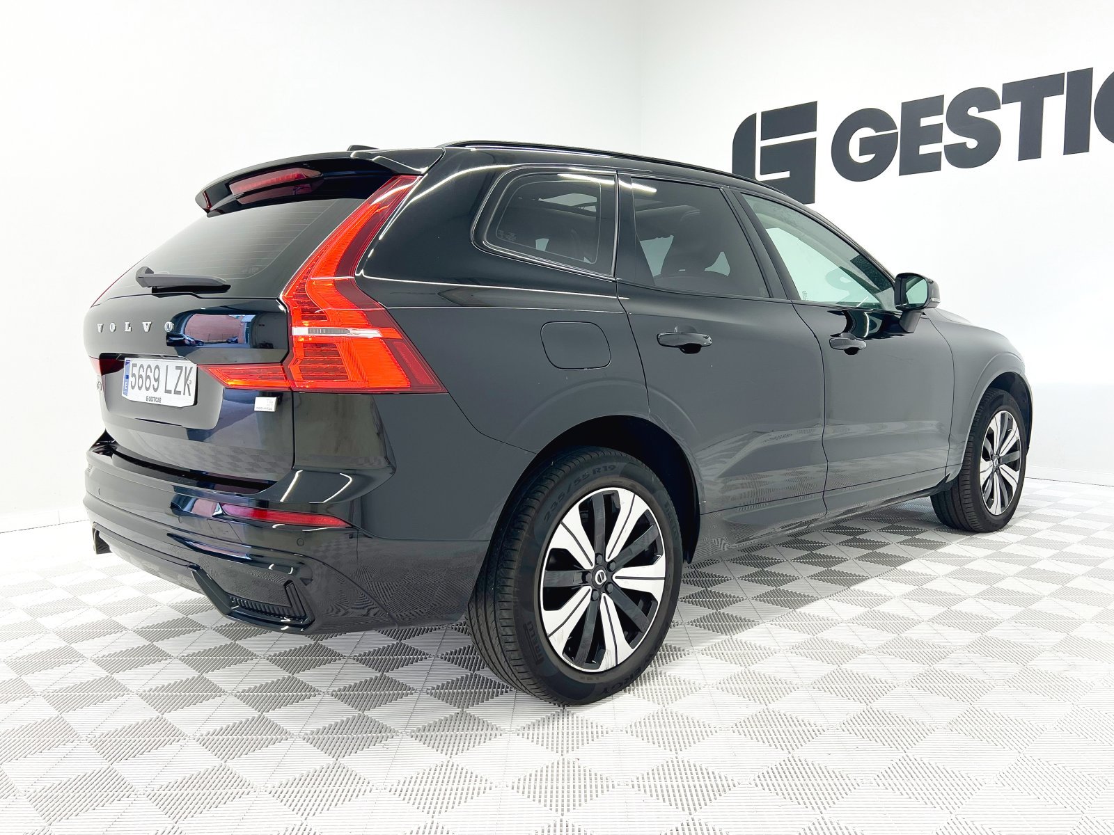 VOLVO XC60 2.0T6 AWD RECHARGE PLUS DARK AUTO 17 