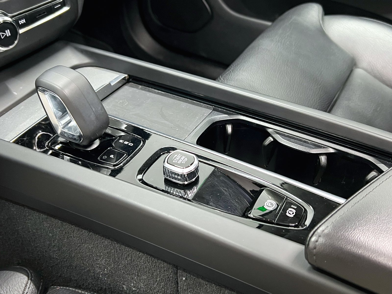 VOLVO XC60 2.0T6 AWD RECHARGE PLUS DARK AUTO 35 