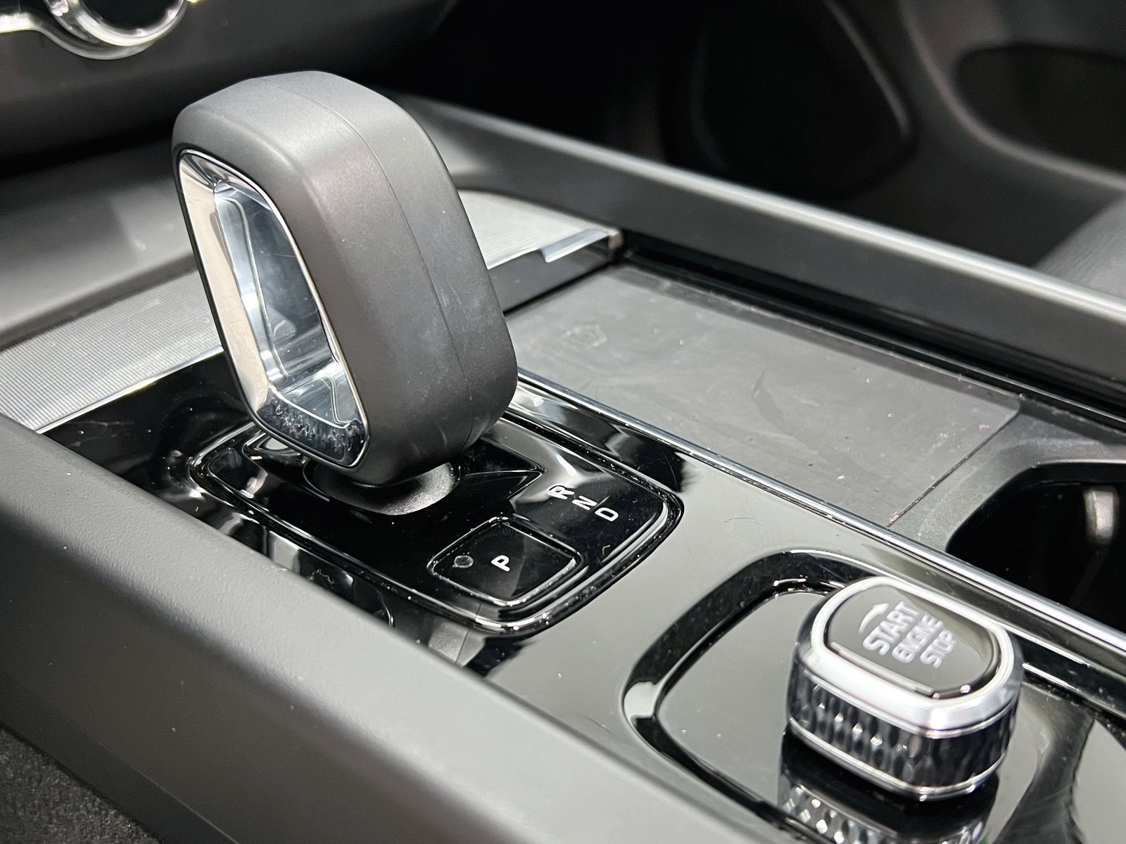 VOLVO XC60 2.0T6 AWD RECHARGE PLUS DARK AUTO 36 